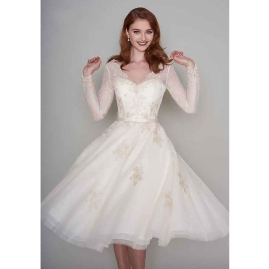 Long Sleevess V neck Ivory Short Lace Summer Wedding Dress